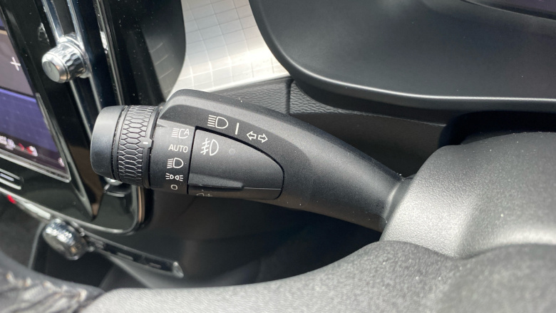 Volvo XC40 2.0 B4P Plus Dark 5dr Auto Petrol Estate